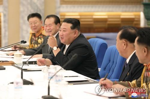 El líder norcoreano preside una reunión de la Comisión Militar Central para discutir políticas de defensa clave