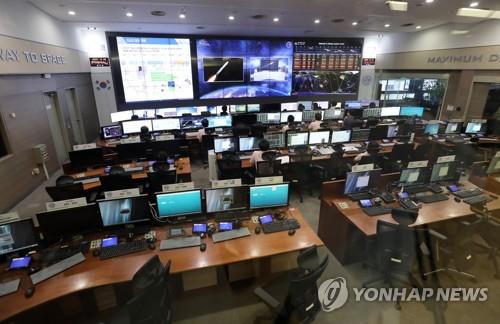 La foto, tomada el 23 de junio de 2022, muestra a investigadores y funcionarios observando el lanzamiento del Sistema de Aumentación basado en Satélites de Corea del Sur (KASS, según sus siglas en inglés), el primero de Corea del Sur, en el Instituto de Investigación Aeroespacial de Corea del Sur (KARI), en la ciudad central de Daejeon. El lanzamiento tuvo lugar en un centro espacial en Kourou, en la Guayana Francesa.