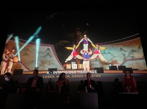 La foto, proporcionada por el Centro Cultural Coreano en México, muestra una presentación de danza tradicional coreana, cuando se dio a conocer la programación del FIC, incluidos los eventos de Corea del Sur como país invitado de honor, el 29 de junio de 2022 (hora local), en el Palacio de Bellas Artes, en Ciudad de México. (Prohibida su reventa y archivo) 