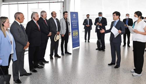 La foto, proporcionada por el Grupo Hyundai Motor, muestra a los funcionarios de alto rango de varios países latinoamericanos, el 6 de julio de 2022, durante una visita a Hyundai Motor Studio, en Busan. (Prohibida su reventa y archivo)