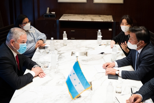 Un ejecutivo de Samsung Electronics pide al canciller hondureño apoyo a la candidatura de Busan para albergar la Expo Mundial 2030