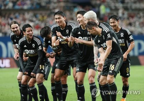 Los jugadores del equipo de estrellas de la K-League celebran un gol anotado por Cho Gue-sung (tercero por la dcha.) contra el Tottenham Hotspur, durante un partido de exhibición llevado a cabo, el 13 de julio de 2022, en el Estadio de la Copa Mundial de Seúl, en la capital surcoreana. 