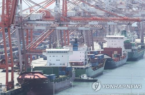 La foto, tomada, el 1 de julio de 2022, muestra contenedores para exportaciones e importaciones apilados en un puerto en la ciudad portuaria suroriental de Busan.