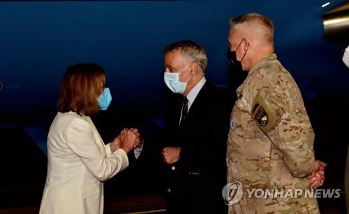 La presidenta de la Cámara de Representantes de Estados Unidos, Nancy Pelosi (izda.) es recibida por el embajador estadounidense ante Seúl, Philip Goldberg (centro), y el general Paul LaCamera, comandante de las Fuerzas Armadas Estadounidenses en Corea del Sur (USFK, según sus siglas en inglés), a su llegada, el 3 de agosto de 2022, a la Base Aérea de Osan, en Pyeongtaek, a unos 70 kilómetros al sur de Seúl. (Foto capturada de la cuenta de Twitter de la Embajada de EE. UU. ante Seúl. Prohibida su reventa y archivo)