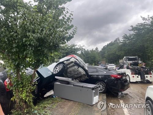 Esta fotografía, proporcionada por un lector, muestra autos esparcidos en una carretera en Yeoju, en la provincia de Gyeonggi, el 9 de agosto de 2022. (Prohibida su reventa y archivo)