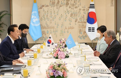 El presidente surcoreano, Yoon Suk-yeol (izda.), habla durante un almuerzo de trabajo con el secretario general de la ONU, António Manuel Guterres de Oliveira (dcha.), el 12 de agosto de 2022, en la oficina presidencial, en Seúl.