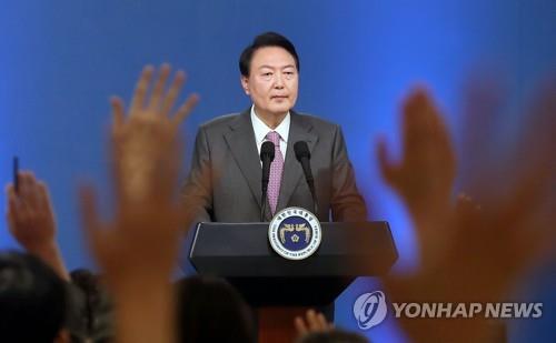 El presidente, Yoon Suk-yeol, lleva a cabo una conferencia de prensa, el 17 de agosto de 2022, con ocasión de sus primeros 100 días de mandato, mientras los periodistas levantan la mano para realizar preguntas. (Foto cortesía del cuerpo de prensa presidencial. Prohibida su reventa y archivo)