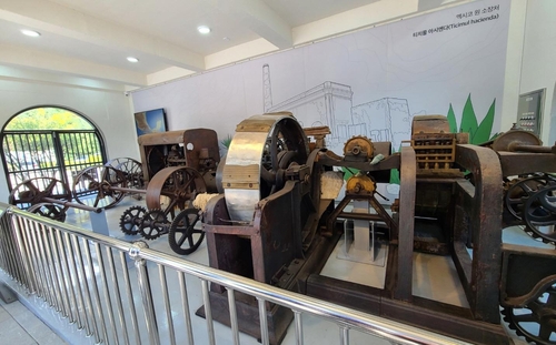 La foto, tomada el 20 de septiembre de 2022, muestra una exhibición de máquinas usadas en las granjas de henequén, consideradas como un símbolo de la inmigración inicial de los coreanos, la cual se inauguró, el mismo día, en el Museo de la Historia de la Inmigración de Corea del Sur, en la ciudad de Incheon, al oeste de Seúl. La exhibición fue organizada por el Museo de la Ciudad Metropolitana de Incheon con el fin de conmemorar el 60º aniversario del establecimiento de relaciones diplomáticas entre Corea del Sur y México. 