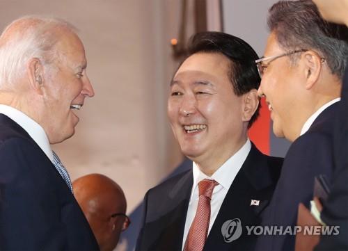 El presidente surcoreano, Yoon Suk-yeol (centro), conversa con su homólogo estadounidense, Joe Biden (izda.), durante la séptima Conferencia de Reposición del Fondo Mundial para la Lucha contra el VIH/Sida, la Tuberculosis y la Malaria, celebrada, el 21 de septiembre de 2022 (hora local), en Nueva York. A la derecha se encuentra Park Jin, el ministro de Asuntos Exteriores surcoreano.