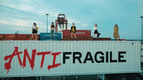 La foto, proporcionada por Source Music, muestra una escena del videoclip "The Hydra", un adelanto de "Antifragile", el segundo álbum de reproducción extendida del grupo femenino de K-pop Le Sserafim. (Prohibida su reventa y archivo)