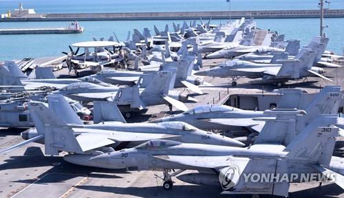 Los oficiales militares de alto rango de Seúl y Washington visitan un portaaviones estadounidense