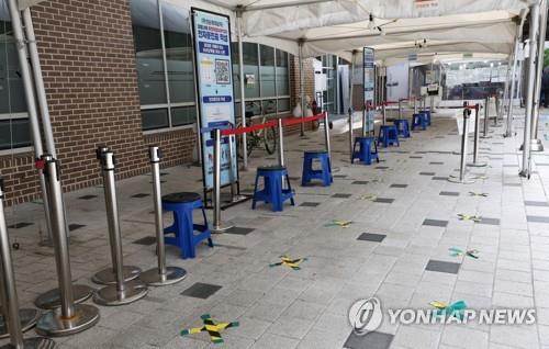 La foto, tomada el 28 de septiembre de 2022, muestra una clínica provisional para las pruebas de COVID-19 vacía, en Seúl.