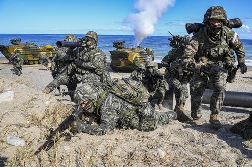 Los soldados participan en un simulacro de desembarco anfibio llevado a cabo, el 26 de octubre de 2022, en un área costera de Pohang, a 272 kilómetros al sudeste de Seúl. (Foto proporcionada por el Cuerpo de Infantería de Marina. Prohibida su reventa y archivo)