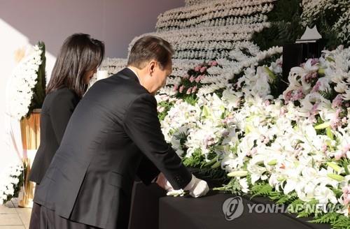 Yoon visita el altar para guardar luto por las víctimas de la estampida de Halloween
