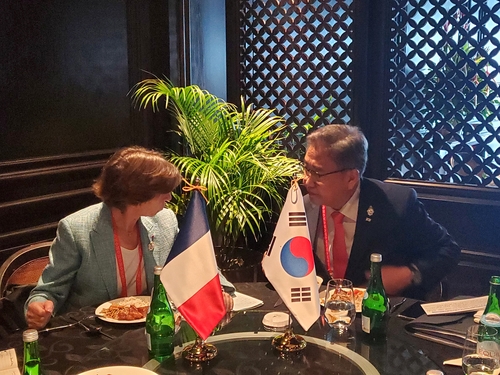 La foto, proporcionada por el Ministerio de Asuntos Exteriores de Corea del Sur, muestra a su ministro, Park Jin (dcha.), y su homóloga francesa, Catherine Colonna, durante una reunión celebrada, el 15 de noviembre de 2022, al margen de una cumbre anual del G-20, en Bali, Indonesia. (Prohibida su reventa y archivo)