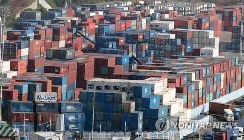 (AMPLIACIÓN) Las exportaciones caen un 16,7 por ciento durante los 20 primeros días de noviembre