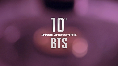 La imagen, proporcionada por la Corporación de Operación de Tarjetas Identificativas, Impresión de Seguridad y Acuñación de Corea del Sur (KOMSCO, según sus siglas en inglés), muestra un adelanto sobre el lanzamiento de las medallas conmemorativas del 10º aniversario del debut de BTS. (Prohibida su reventa y archivo)