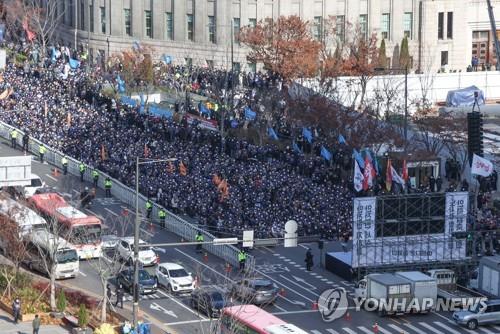Los trabajadores sindicalizados de Seoul Metro realizan una manifestación, el 30 de noviembre de 2022, frente al Ayuntamiento de Seúl, en el centro de la capital surcoreana, dando inicio de su huelga general.