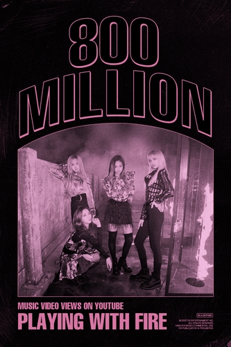 La imagen, proporcionada por YG Entertainment, muestra un póster del grupo femenino de K-pop BLACKPINK que celebra los 800 millones de visualizaciones del vídeo musical de "Playing with Fire", alcanzados el 16 de enero de 2023, en YouTube. (Prohibida su reventa y archivo)