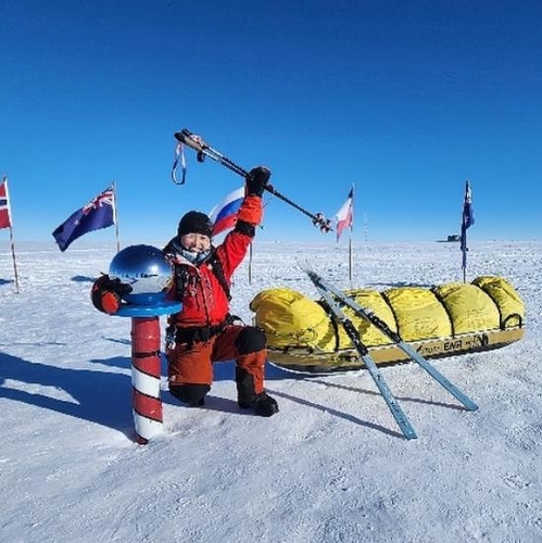 La alpinista surcoreana Kim Young-mi posa, tras haber completado sola y sin ayuda su expedición, en el Polo Sur, en esta foto capturada, el 17 de enero de 2023, de su cuenta en Instagram. (Prohibida su reventa y archivo)