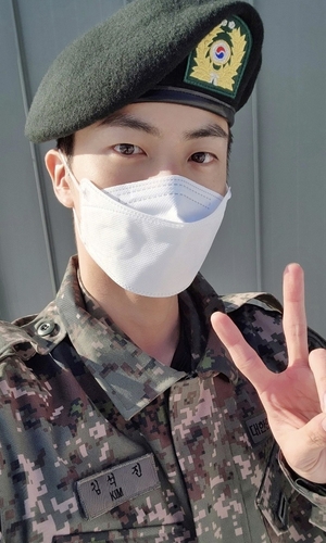 En la imagen, capturada de Weverse, se muestra a Jin de BTS posando ante la cámara con el uniforme del Ejército. (Prohibida su reventa y archivo)