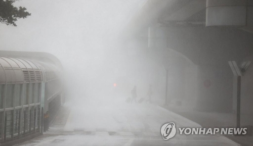 La foto, tomada el 24 de enero de 2023, muestra una fuerte nevada envolviendo al Aeropuerto Internacional de Jeju, en la isla vacacional de Jeju, en el sur de Corea del Sur. Fuertes nevadas y vientos causaron la cancelación de todos los vuelos locales. 