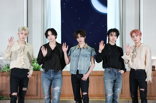 La foto de archivo, proporcionada por BigHit Music, muestra a los cinco miembros del grupo de K-pop Tomorrow X Together. (Prohibida su reventa y archivo)
