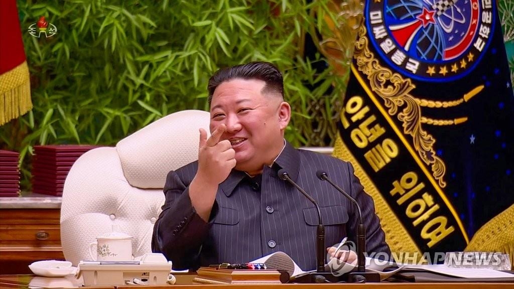 La imagen, capturada de la Estación Central de Televisión de Corea del Norte, muestra una bandera con las palabras coreanas que dicen "Buró General de Misiles", detrás del líder norcoreano, Kim Jong-un, mientras habla durante una reunión ampliada de la Comisión Militar Central del gobernante Partido de los Trabajadores, celebrada, el 6 de febrero de 2023, en Pyongyang, para discutir las formas de reforzar los ejercicios operativos de combate y "perfeccionar más estrictamente" su postura de preparación para la guerra. (Uso exclusivo dentro de Corea del Sur. Prohibida su distribución parcial o total) 