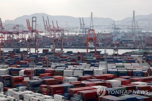 La foto muestra contenedores apilados, el 13 de febrero de 2023, en un puerto en la ciudad meridional de Busan, la mayor ciudad portuaria de Corea del Sur.