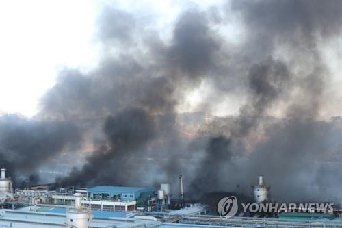 Un gran incendio devora una fábrica de neumáticos en Daejeon