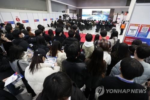 La foto de archivo muestra a unos demandantes de empleo participando en un evento de oferta de trabajos, celebrado, el 2 de marzo de 2023, en Seúl.