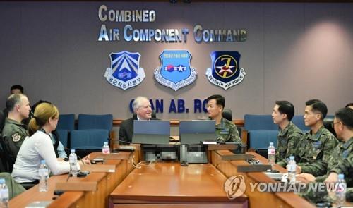 La foto, publicada por la Fuerza Aérea de Corea del Sur, muestra al general Jung Sang-hwa (dcha., fondo), jefe del Estado Mayor de la Fuerza Aérea de Corea del Sur, hablando con el secretario de la Fuerza Aérea de EE. UU., Frank Kendall (izda., fondo), el 19 de marzo de 2023, en una base aérea de Pyeongtaek, a 65 kilómetros al sur de Seúl. (Prohibida su reventa y archivo)