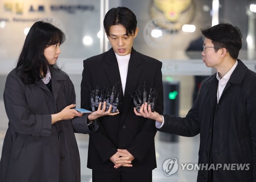 El 27 de marzo de 2023, el actor Yoo Ah-in (centro) habla con los periodistas, tras acabar su interrogatorio de 12 horas, en la Agencia de Policía Metropolitana de Seúl, en la capital surcoreana.