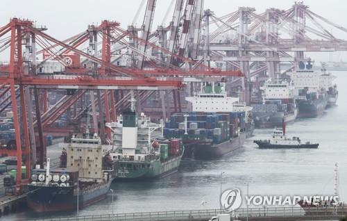 En la imagen, tomada el 21 de marzo de 2023, se muestra un puerto de Busan, a 325 kilómetros al sureste de Seúl. 