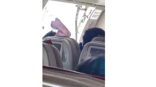 La foto, proporcionada por un lector, muestra una puerta abierta de un avión de la aerolínea Asiana, el 26 de mayo de 2023. (Prohibida su reventa y archivo)