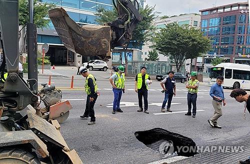 Se abre un socavón en Gangnam provocando el cierre de carreteras y atascos