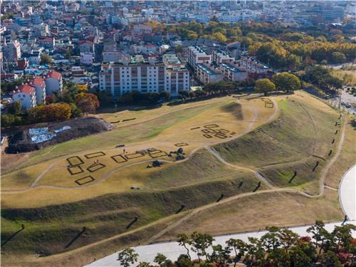La foto, capturada del sitio web de la Administración del Patrimonio Cultural, muestra los túmulos de Daeseong-dong, en la ciudad de Gimhae, provincia de Gyeongsang del Sur, un grupo de tumbas de la antigua confederación coreana de Gaya. (Prohibida su reventa y archivo)