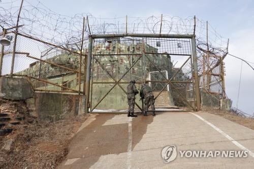 La foto, sin fechar, proporcionada por la Administración del Patrimonio Cultural (CHA, según sus siglas en inglés), muestra a unos soldados revisando un puesto de guardia desarmado en Goseong, a unos 155 kilómetros al noreste de Seúl. (Prohibida su reventa y archivo)