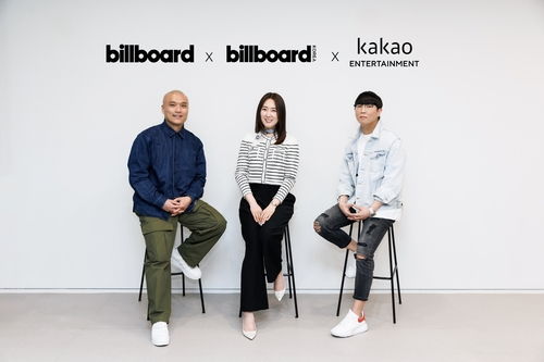 Joseph Chang (dcha.), codirector ejecutivo de Kakao Entertainment, Mike Van (izda.), jefe de Billboard Estados Unidos, y Kim Yuna, editora y directora ejecutiva de Billboard Korea, posan ante la cámara en esta foto, sin fechar, proporcionada por la firma surcoreana de entretenimiento. (Prohibida su reventa y archivo)