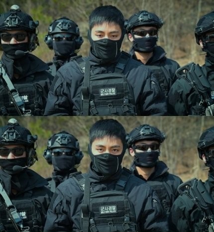 La foto compuesta, sin fechar, capturada, el 18 de abril de 2024, de la cuenta de Facebook del Ejército surcoreano, muestra a V (centro), miembro de la superestrella del K-pop BTS, vestido con traje antiterrorista. (Prohibida su reventa y archivo)