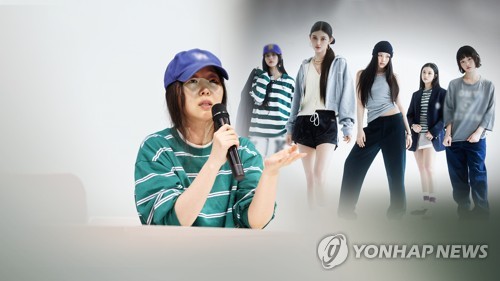 El fotomontaje, sin fechar, proporcionado por la Televisión de Noticias Yonhap, muestra a la directora ejecutiva de ADOR, Min Hee-jin (izda.), y la banda femenina de K-pop NewJeans, gestionada por la agencia. (Prohibida su reventa y archivo)