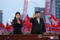 Kim Jong-un y su hija asisten a la ceremonia por una nueva calle en Pyongyang