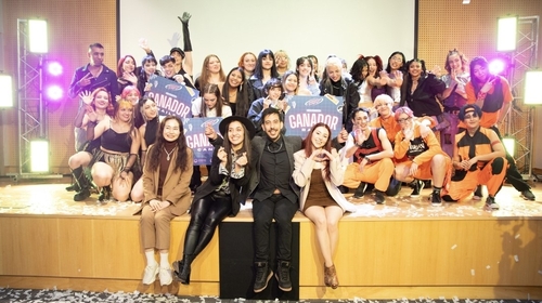 La foto, proporcionada por el Centro Cultural Coreano en Argentina, muestra a los participantes en la final de un concurso de K-pop, celebrada, el 27 de julio de 2024 (hora local), en la capital argentina, Buenos Aires. (Prohibida su reventa y archivo)