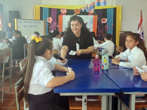 La foto, sin fechar, proporcionada por la Embajada de Corea del Sur ante Paraguay, muestra una clase de coreano en la Escuela Básica N°3788 Sub. Ofic. Insp. O/S Eduardo Luis Irrazábal Mutti en Luque, Paraguay. (Prohibida su reventa y archivo)