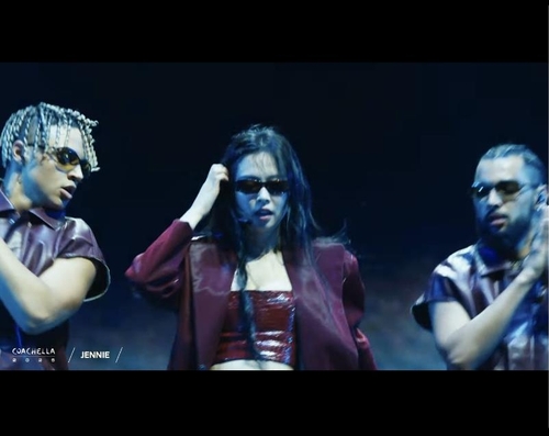 La imagen, capturada del canal de YouTube del Festival de Música y Artes de Coachella Valley, muestra a Jennie, de BLACKPINK, realizando una actuación, el 13 de abril de 2025 (hora local), en el festival, en el Empire Polo Club en California, EE. UU. (Prohibida su reventa y archivo)