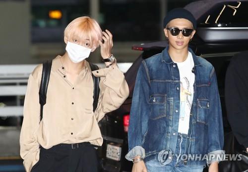 La foto de archivo, sin fechar, muestra a V (izda.) y RM, de BTS.