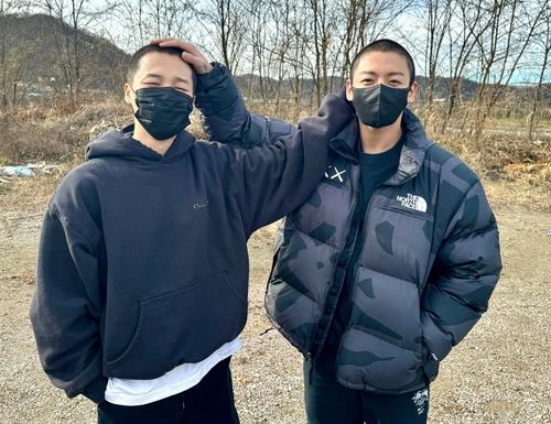 La foto, sin fechar, capturada de la cuenta oficial de X (antes Twitter) de BTS, muestra a Jimin (izda.) y Jungkook. (Prohibida su reventa y archivo)