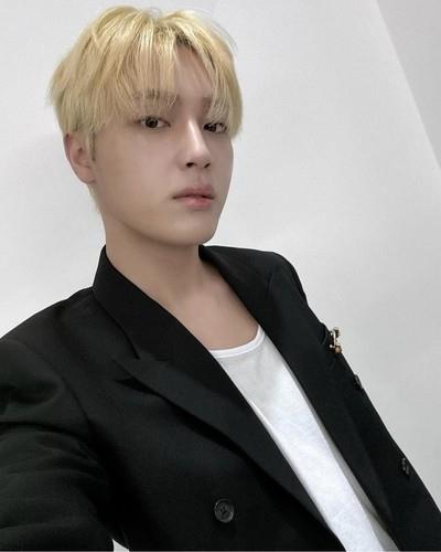 La foto, sin fechar, muestra a Juhaknyeon, exmiembro de The Boyz. (Foto capturada de la cuenta de Instagram del cantante. Prohibida su reventa y archivo)