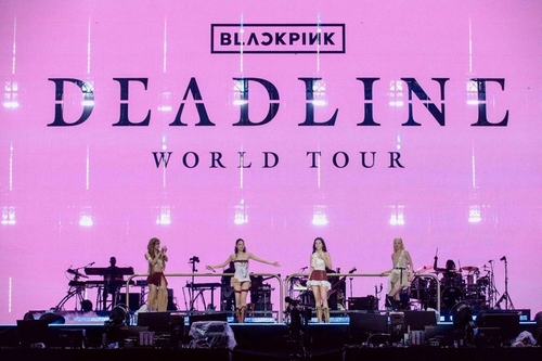La foto, proporcionada por YG Entertainment, muestra al grupo femenino de K-pop BLACKPINK realizando una actuación durante unos conciertos celebrados, del 5 al 6 de julio de 2025, como parte de su gira mundial "Deadline", en el Estadio Principal del Complejo Deportivo de Goyang, ubicado en Goyang, al noroeste de Seúl. (Prohibida su reventa y archivo)