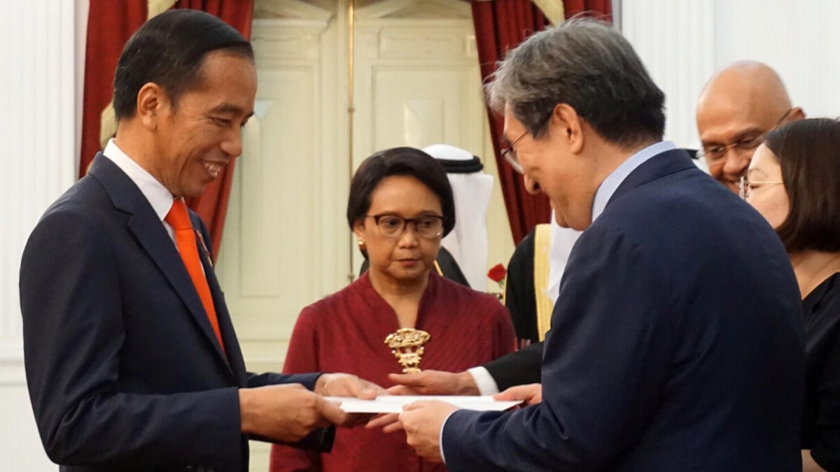 El presidente Moon felicita a su homólogo indonesio por comenzar su segundo mandato